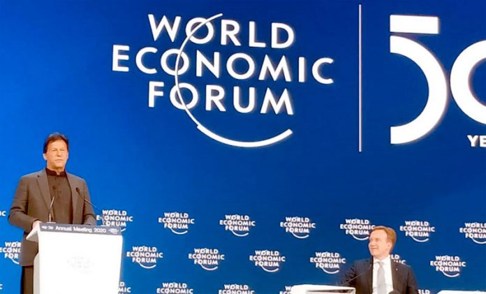 ڈیووس: وزیراعظم عمران خان عالمی اقتصادی فورم کے خصوصی سیشن سے خطاب کررہے ہیں