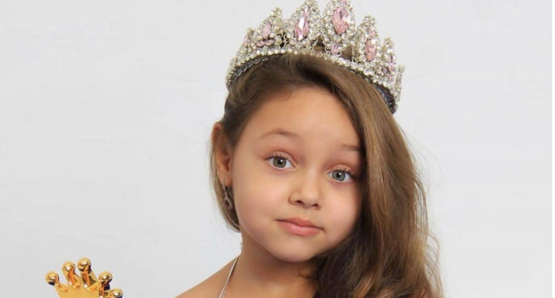 پانچ سالہ مصری بچی بیا حسن نے روس میں” بچیوں کی ملکہ حسن ”کا اعزاز حاصل کرلیا ہے