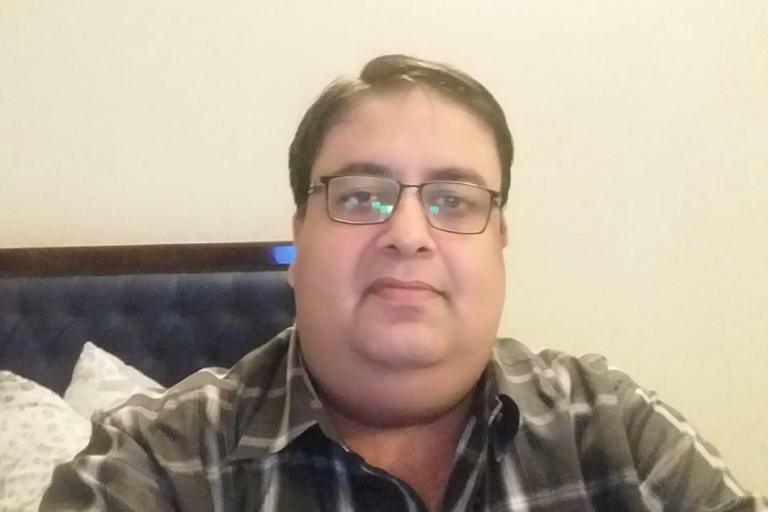 مرد مظلوم ہے یا عورت - عامر خاکوانی سوشل میڈیا پر جو مردوں عورتوں کی ظالم، مظلومیت والی بحث چل رہی ہے، اس میں نہیں الجھنا چاہ رہا تھا، مگر پھر سوچا کہ اپنی رائے بیان کر دوں۔ آج سارا دن ہی سیاسی پوسٹیں چلتی رہی ہیں تو ایک غیر سیاسی پوسٹ ہی سہی۔ میرا خیال ہے کہ خواتین خاص کر فیمنسٹ حلقے ایک غلطی کرتے ہیں جسے جوابی طور پر مرد حضرات خاص کر اینٹی فیمنسٹ بھی دہراتے ہیں۔