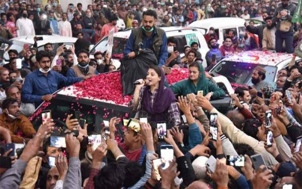 مریم نواز کی عوامی رابطہ مہم اور اردو سے چھیڑ چھاڑ۔۔۔۔