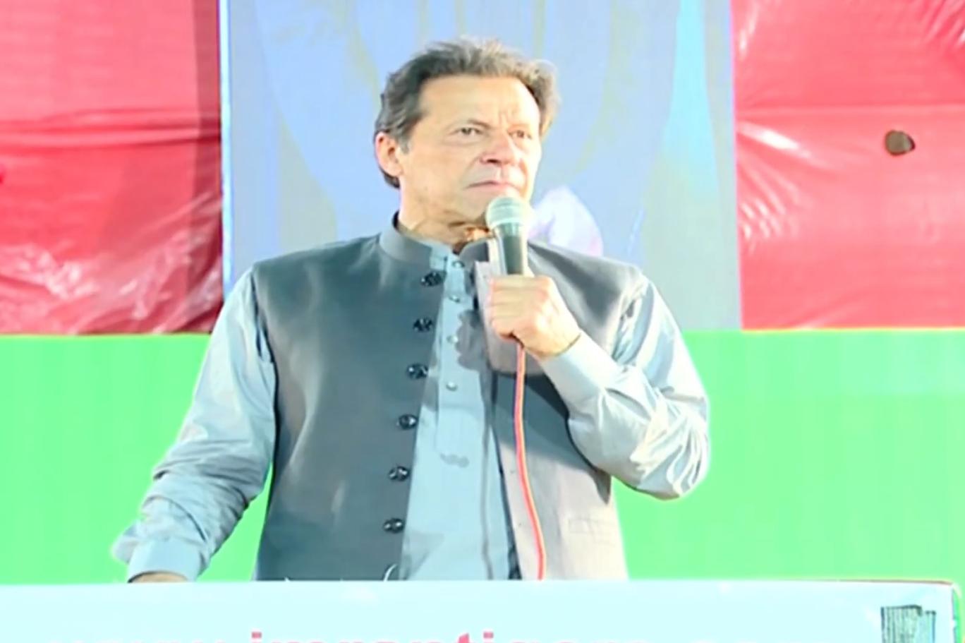 چیئرمین پاکستان تحریک انصاف (پی ٹی آئی) اور سابق وزیراعظم عمران خان کے خلاف فوج سے متعلق بیان دینے پر بغاوت کا مقدمہ درج کرنے کی درخواست دائر کی گئی ہے۔ لاہور کی مقامی عدالت میں ایڈیشنل سیشن جج نے شہری مظفر حسین کی عمران خان کے خلاف فوج سے متعلق بیان دینے پر بغاوت کے مقدمے کے اندراج کی درخواست پر سماعت کی۔ درخواست میں موقف اختیار کیا گیا کہ عمران خان نے 4 ستمبر کو جلسے سے خطاب میں فوج سے متعلق بیان دیا، جس سے پاک فوج کے سپاہی سے لے کر آرمی چیف تک سب کے جذبات مجروح ہوئے ہیں۔ درخواست گزار نے استدعا کی کہ عدالت سمن آباد پولیس کو عمران خان کے خلاف مقدمہ درج کرنے کا حکم دے۔ عدالت نے درخواست پر سمن آباد پولیس سے 10 ستمبر کو رپورٹ طلب کرلی ہے۔ گزشتہ دونوں عمران خان نے فیصل آباد جلسے میں پاک فوج کی سینئر قیادت سے متعلق ہتک آمیز بیان دیا تھا۔ عمران خان کے اس بیان پر ملکی قیادت اور پاک فوج کی جانب سے شدید ردعمل کا اظہار کیا گیا۔